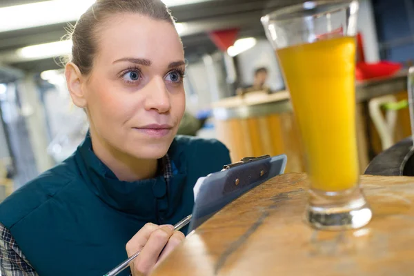 Kadın Bira Bira Bira Fabrikası Test Close — Stok fotoğraf