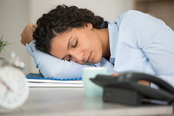 Mujer Negocios Cansado Dormido Ordenador Portátil —  Fotos de Stock