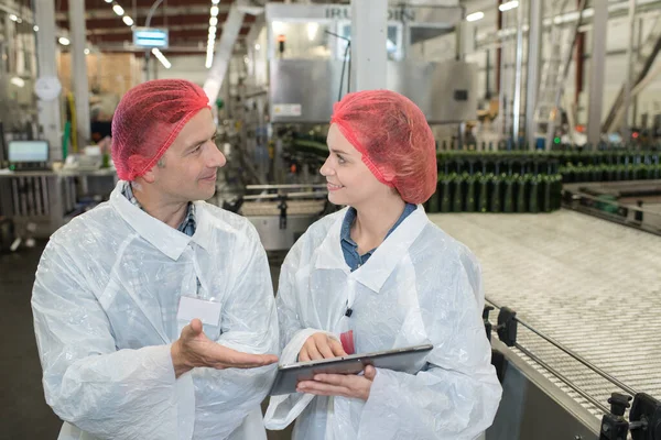 Dva Usměvaví Dělníci Bílých Pláštích Továrně — Stock fotografie