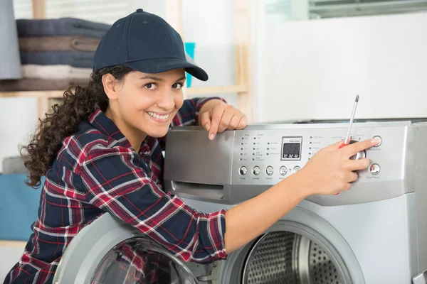修洗衣机的年轻女人 — 图库照片