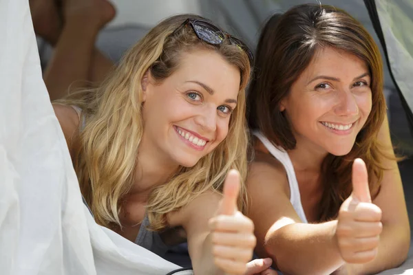 Two Female Woman Setting Tent — Stock Photo, Image