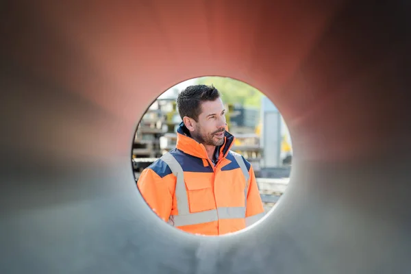 Retrato Trabalhador Emoldurado Através Tubo Metal Circular — Fotografia de Stock