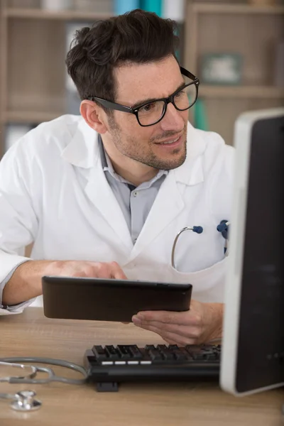 Pohledný Muž Lékař Oblečený Uniformě Tabletou Ruce — Stock fotografie