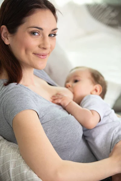 Una Madre Sta Allattando Bambino — Foto Stock
