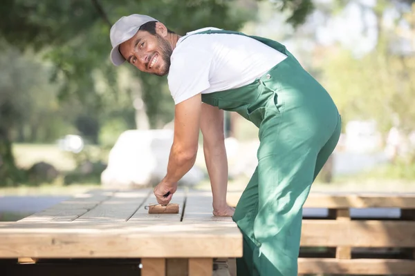 Szczęśliwy Człowiek Malowanie Drewniane Ogrodzenie Zewnątrz — Zdjęcie stockowe