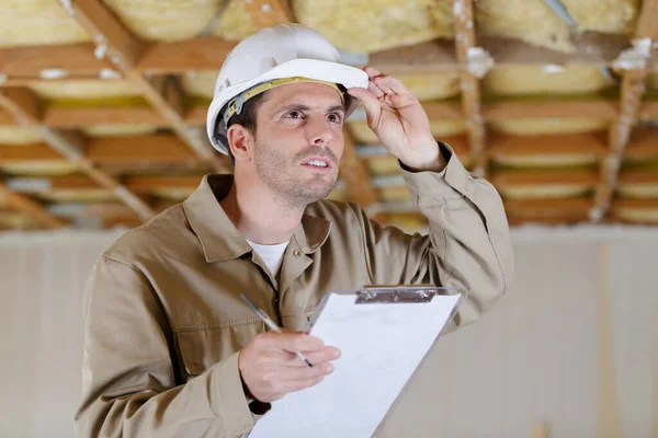 建筑工地上戴头盔的工程师 — 图库照片