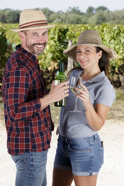 一对迷人的夫妇在葡萄园里举着酒杯 — 图库照片