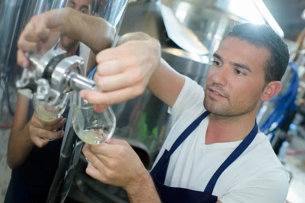 スチールの付加価値税の発酵プロセスをチェック男性醸造所労働者 — ストック写真