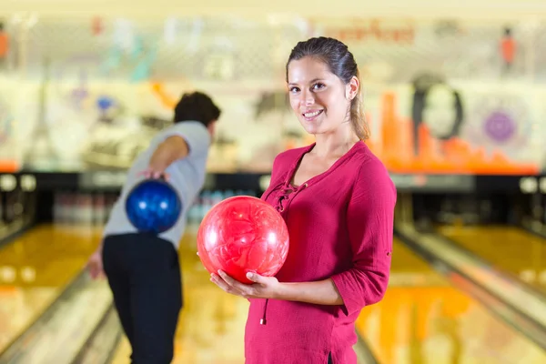 Coppia Godere Bowling Insieme — Foto Stock