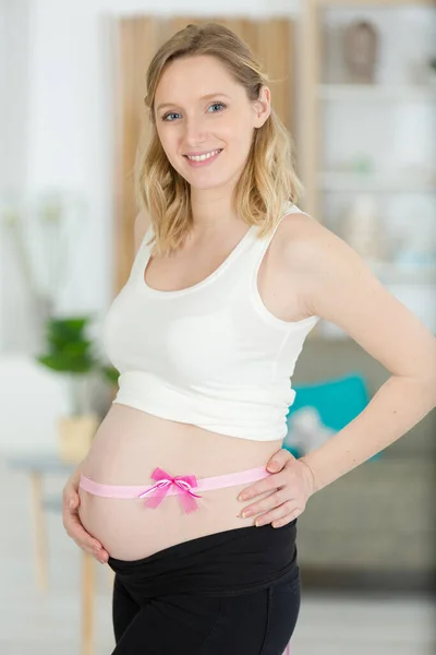 Gravid Kvinna Bär Ett Rosa Band Magen — Stockfoto