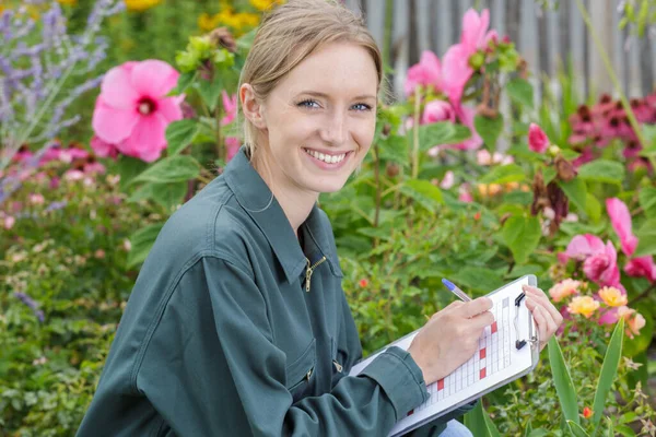 Mujer Feliz Jardinero Trabajo — Foto de Stock