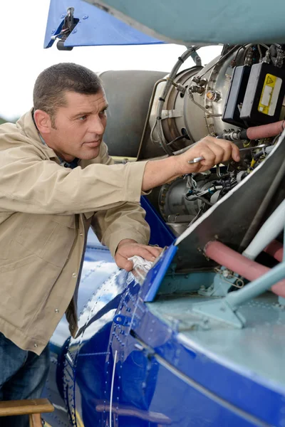 Engenheiro Masculino Qorking Aeronaves Leves Com Chave — Fotografia de Stock