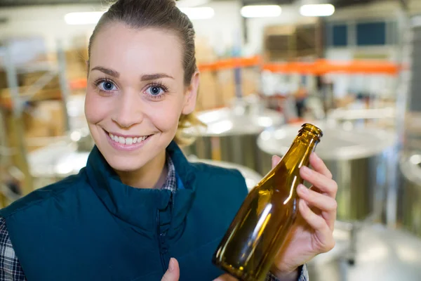 Портрет Счастливой Пивоваренной Женщины — стоковое фото