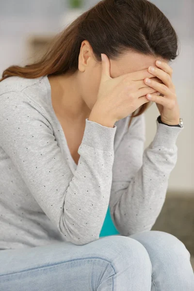 関係の分裂後 ソファで泣いている女性 — ストック写真