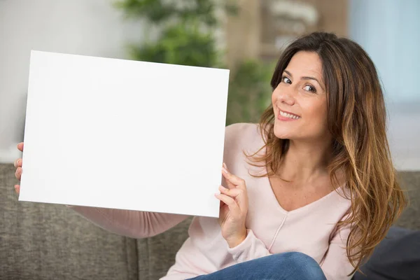 空白の広告ボード室内を持つ若い女性 — ストック写真