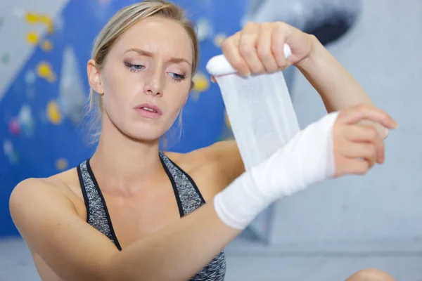 Sportswoman Bandaging Her Wrist — Stock Photo, Image