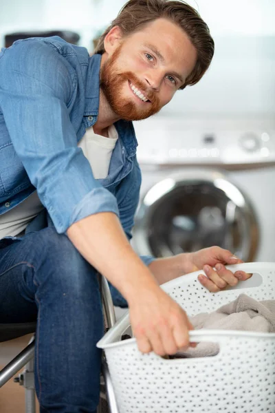 年轻的人有的衣服在洗衣篮 Midsection — 图库照片