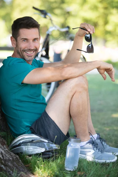 Portrait Homme Heureux Cycliste Reposant Sous Arbre — Photo