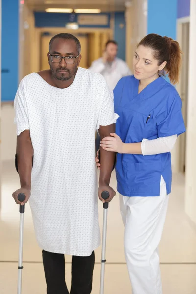 Doctor Helping Patient Crutches — Stock Photo, Image