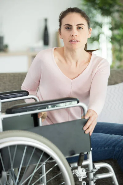 Žena Snaží Sedět Invalidním Vozíku — Stock fotografie