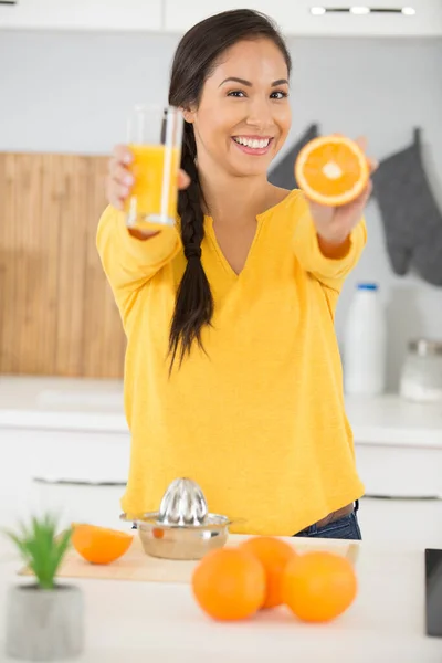 Усміхнена Молода Жінка Тримає Апельсиновий Сік Апельсинові Фрукти — стокове фото