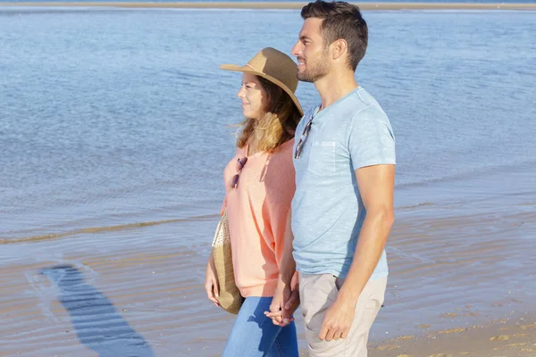Glückliches Paar Geht Strand Spazieren — Stockfoto