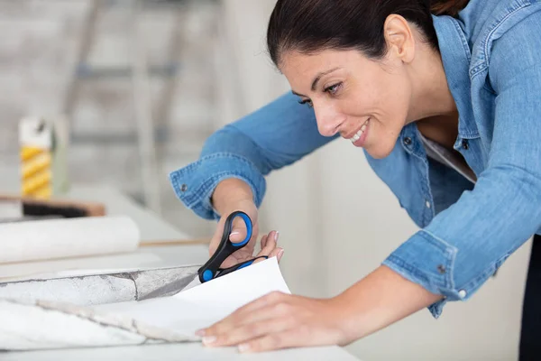 Woman Cutting Wallpaper — Stock Photo, Image
