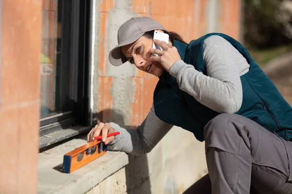 Trabalhador Construção Feminino Com Polegares Para Cima Telefone — Fotografia de Stock