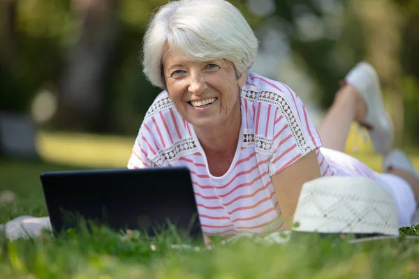 Senior Woman Relaxing Parkusing Tablet — Stock Photo, Image