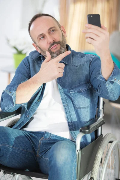 Deficiente Homem Uma Cadeira Rodas Posando Para Uma Selfie — Fotografia de Stock