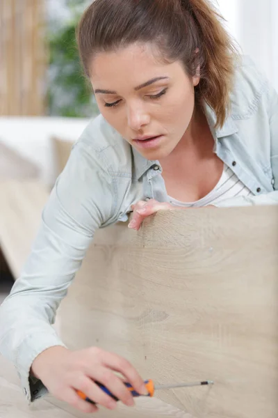 Mujer Reparando Muebles Con Destornillador Casa —  Fotos de Stock
