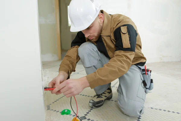 Electrician Checking Socket Voltage Using Multimeter Wall Fixture — Stock Photo, Image