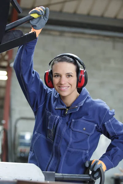 Γυναίκα Την Προστασία Των Αυτιών Έννοια Της Ασφάλειας Της Εργασίας — Φωτογραφία Αρχείου