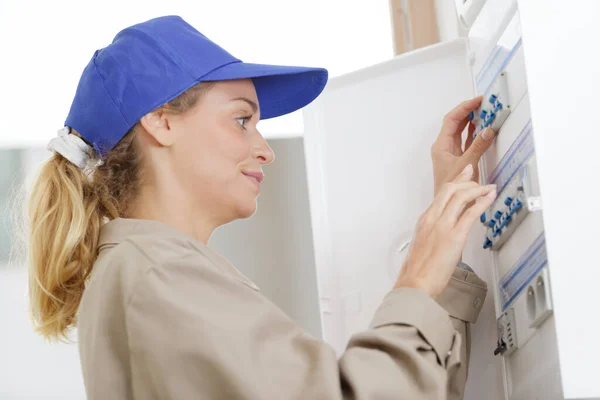 Female Electrician Working Electrical Board — Stock Photo, Image