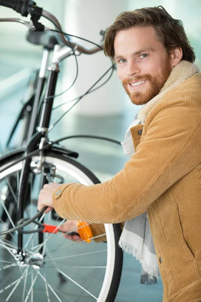 Nahaufnahme Eines Jungen Mannes Der Sein Fahrrad Mit Zahlenschloss Verriegelt — Stockfoto