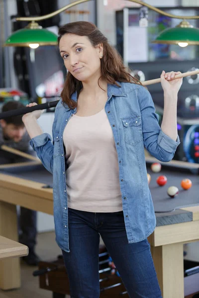 Portrait Woman Holding Snooker Cue — Stock Photo, Image