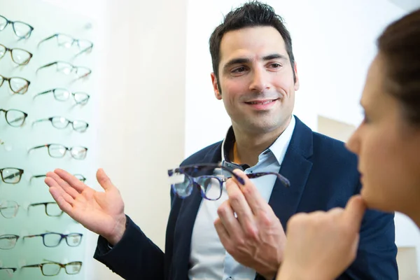Aantrekkelijke Vrouw Testen Nieuwe Bril Met Opticien — Stockfoto