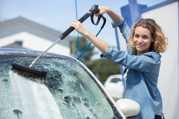 Γυναίκα Πλύσιμο Αυτοκινήτων Λάστιχο Και Πινέλο Σύνδεσης — Φωτογραφία Αρχείου