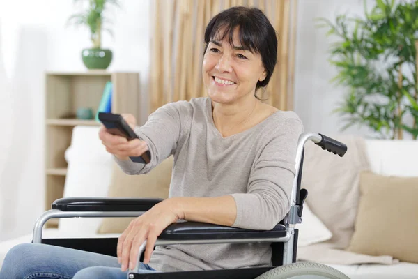 Niepełnosprawna Kobieta Oglądająca Razem Telewizję — Zdjęcie stockowe