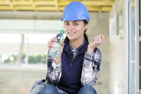 Sorrindo Bela Construtora Mulher Segurando Uma Garrafa Água — Fotografia de Stock