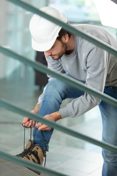 Construtor Amarrando Seus Atacadores Sapatos — Fotografia de Stock