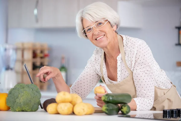 Χαρούμενη Ηλικιωμένη Γυναίκα Που Στέκεται Στην Κουζίνα — Φωτογραφία Αρχείου