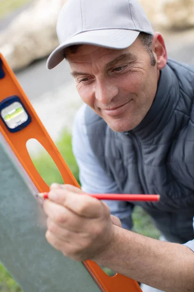 Arbeiter Mit Bleistift Und Wasserwaage — Stockfoto