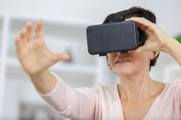 Человек Играет Виртуальную Реальность Дома — стоковое фото