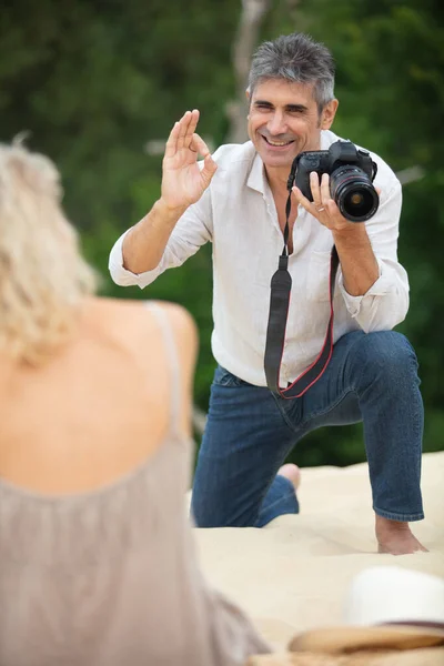 Мужчина Фотографирует Свою Жену Телефону — стоковое фото