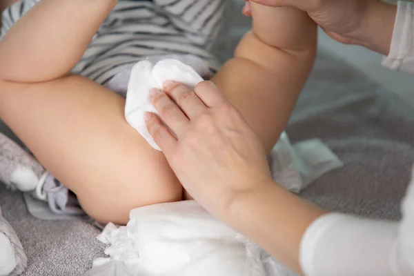 Baby Wordt Afgeveegd Door Moeder Tijdens Luierwissel — Stockfoto