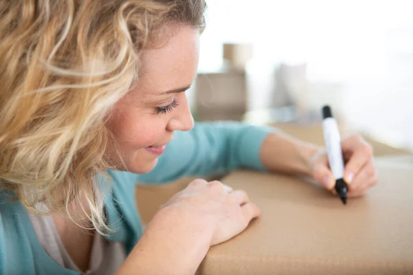 Mujer Reubicando Escribe Una Caja Cartón — Foto de Stock