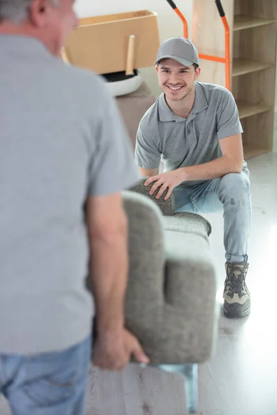 Dva Muži Uniformě Drží Pohovku Obývacím Pokoji — Stock fotografie
