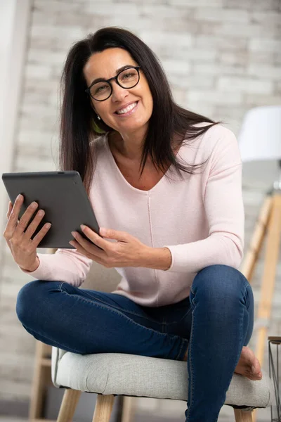 Mujer Joven Feliz Con Tableta — Foto de Stock