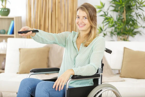 Tekerlekli Sandalyedeki Engelli Kadın Evde Film Izliyor — Stok fotoğraf